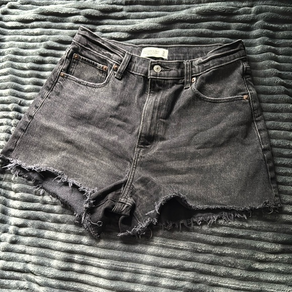 Abercrombie & Fitch The 90's Relaxed Cutoff Short High Rise in Black. Size 10. - Picture 2 of 5